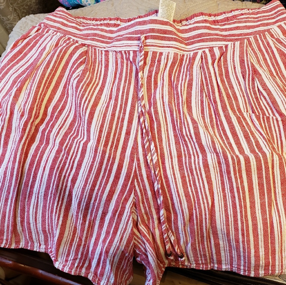 Terra and Sky Red and white striped shorts 0x